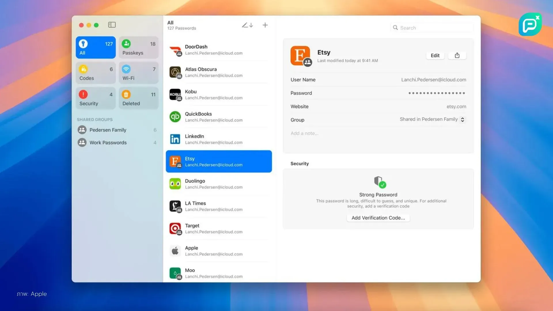 หน้าจอแอพจัดการรหัสผ่านบน macOS แสดงรายการรหัสผ่านของแอพต่างๆ รวมถึง Etsy, LinkedIn, Duolingo และ Apple พร้อมรายละเอียดชื่อผู้ใช้และความปลอดภัย